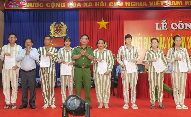 Niềm vui đặc ngày đặc xá ở miền Tây -6