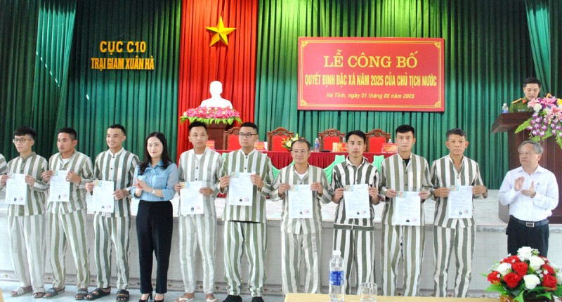 Trại giam Xuân Hà công bố Quyết định đặc xá cho 89 phạm nhân  -0