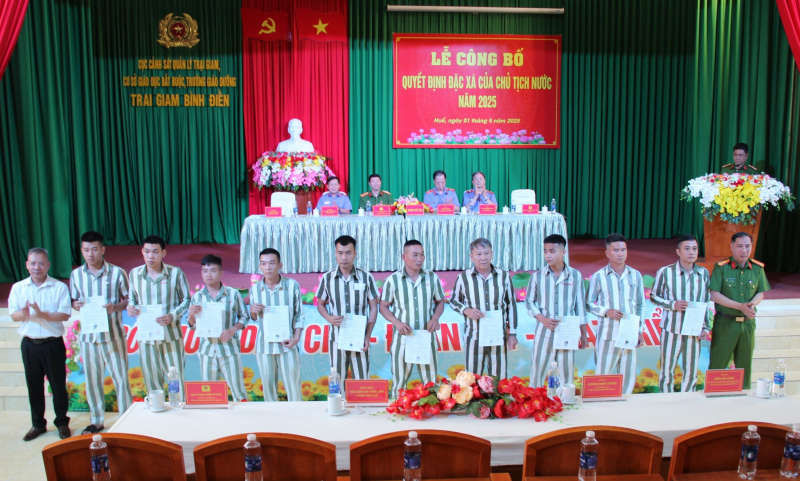 Trại giam Bình Điền trao Quyết định đặc xá của Chủ tịch nước cho 111 phạm nhân -0