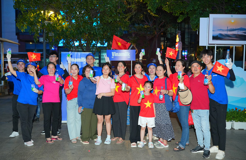 Hơn 150.000 sản phẩm Vinamilk tiếp sức các lực lượng, người dân tham gia đại lễ ngày 30/4 -0