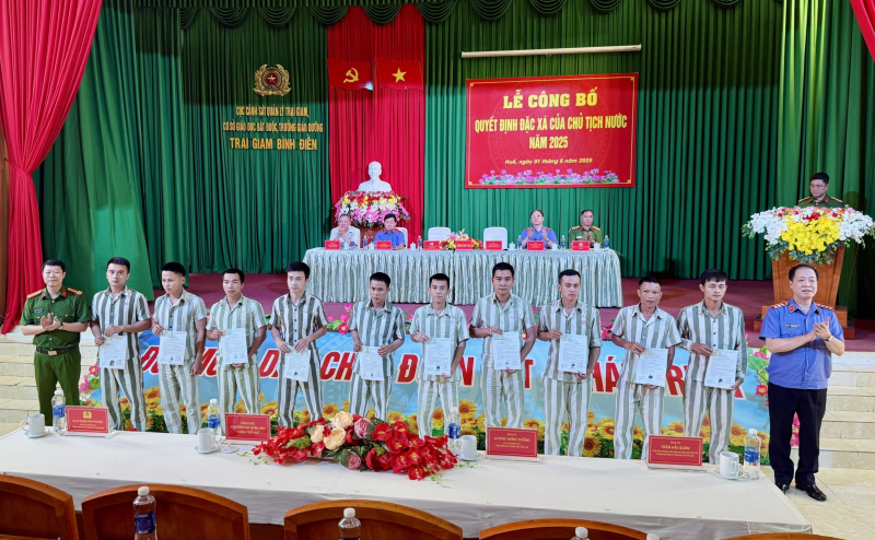 Trại giam Bình Điền trao Quyết định đặc xá của Chủ tịch nước cho 111 phạm nhân -0