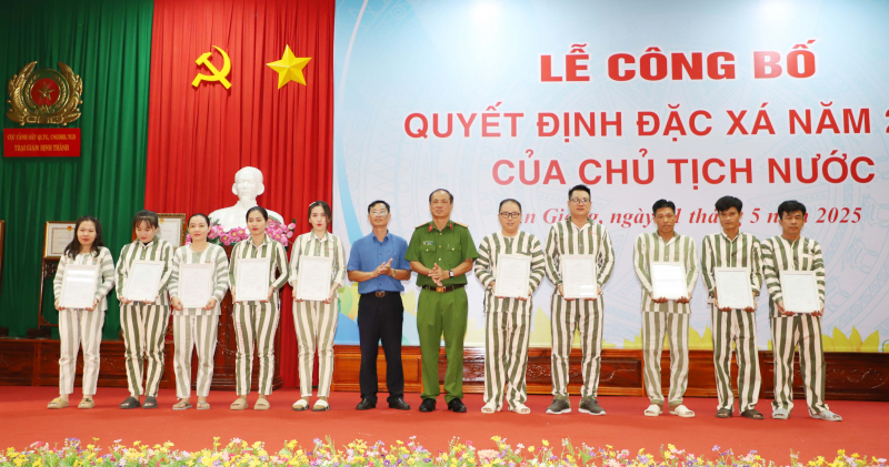 Niềm vui đặc xá tại Trại giam Định Thành  -1