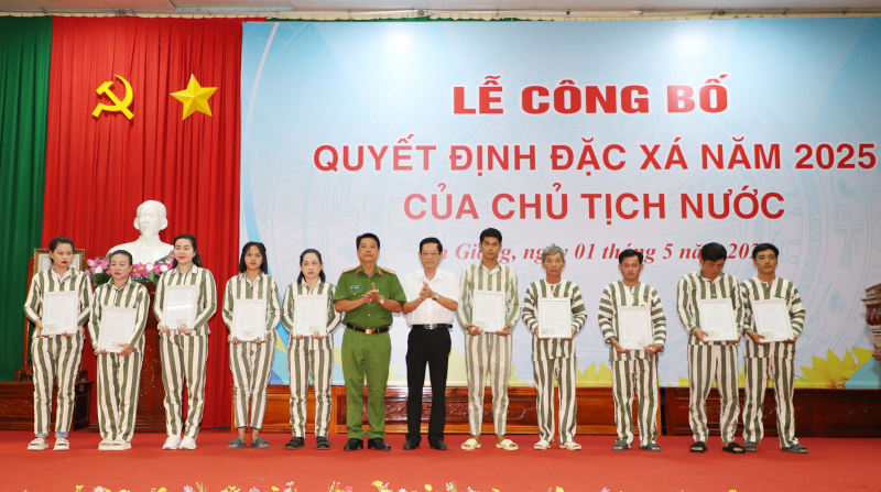 Niềm vui đặc xá tại Trại giam Định Thành  -0
