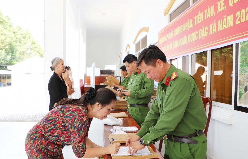 Niềm vui đặc xá tại Trại giam Định Thành -0