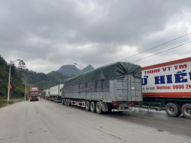 Cửa khẩu biên giới Lạng Sơn làm thủ tục hàng hóa thông quan bình thường dịp lễ 30/4-1/5 -0