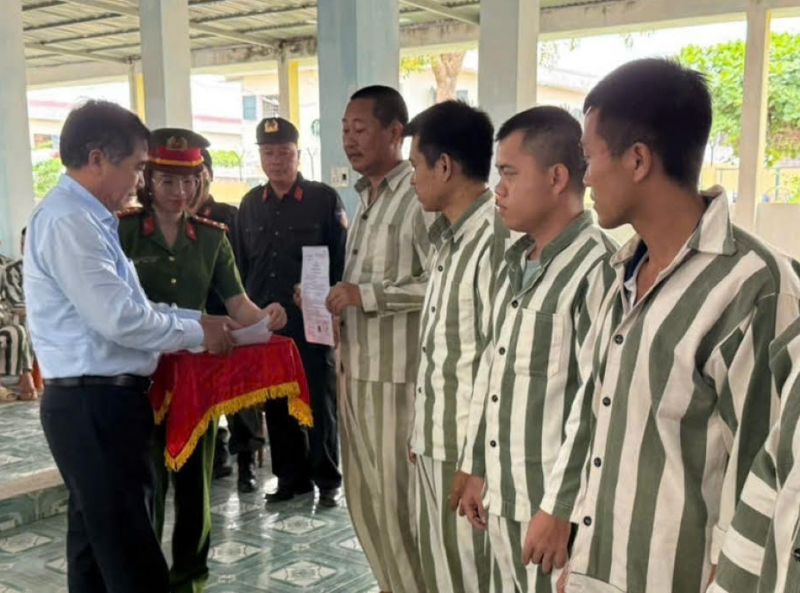 Công bố quyết định đặc xá cho 103 phạm nhân ở Trại giam Đồng Sơn -0
