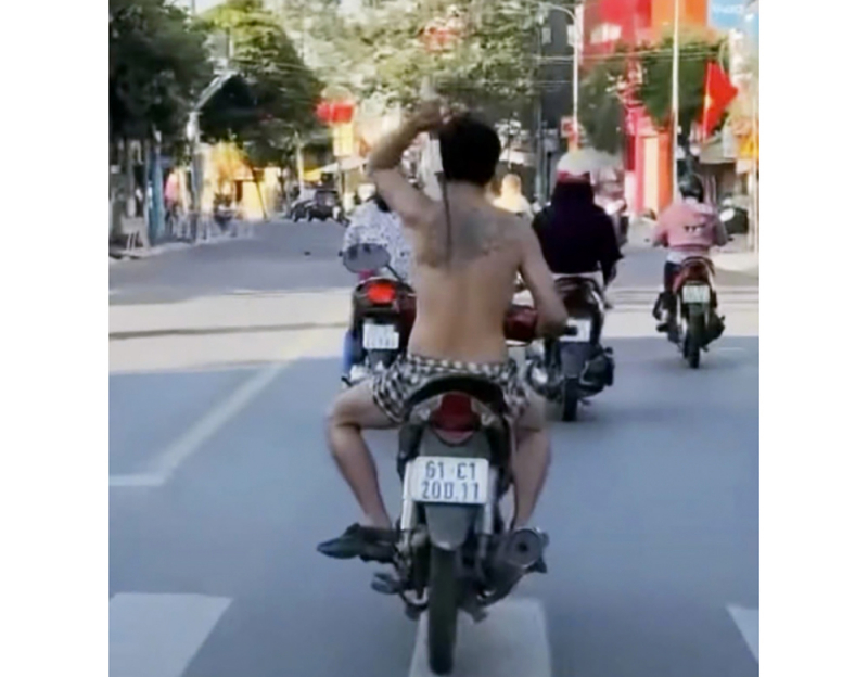 CSGT khống chế nhanh người đàn ông vừa lái xe vừa