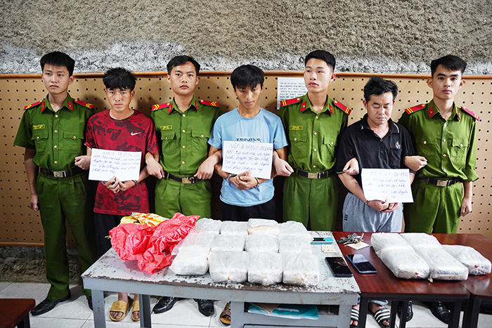 Bắt giữ 3 đối tượng vận chuyển 50 bánh hồng phiến  -0