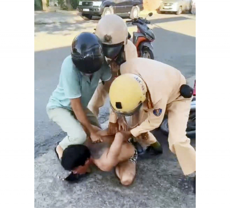 CSGT khống chế nhanh người đàn ông vừa lái xe vừa