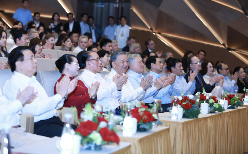 Chương trình nghệ thuật “Bài ca chiến thắng” tại Nhà hát Hồ Gươm: Bản hùng ca về lòng yêu nước và khát vọng chiến thắng -0