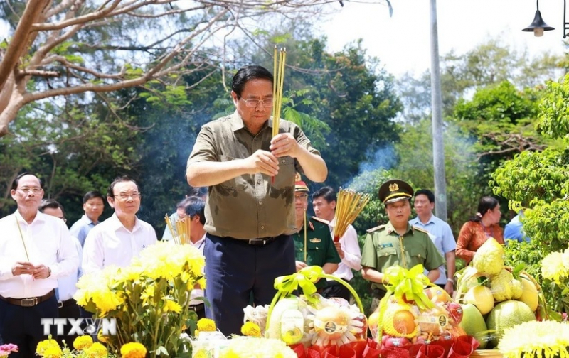 Thủ tướng dâng hương tri ân các Anh hùng liệt sỹ và thăm cựu tù tại Côn Đảo -0