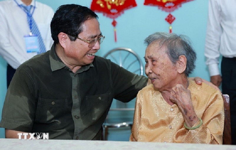 Thủ tướng dâng hương tri ân các Anh hùng liệt sỹ và thăm cựu tù tại Côn Đảo -0