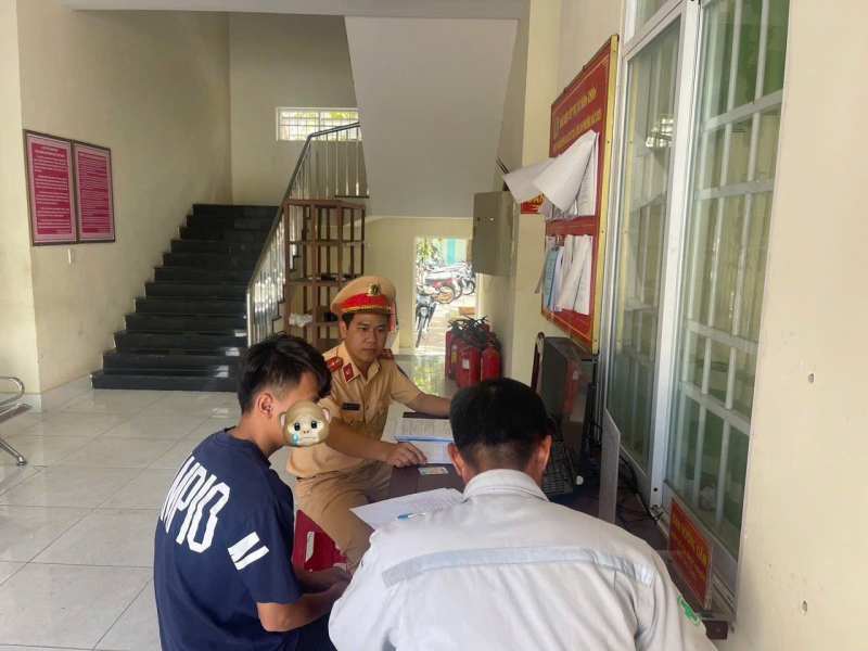 Bà Rịa-Vũng Tàu: Xử lý nam sinh lớp 10 buông hai tay khi lái xe -0