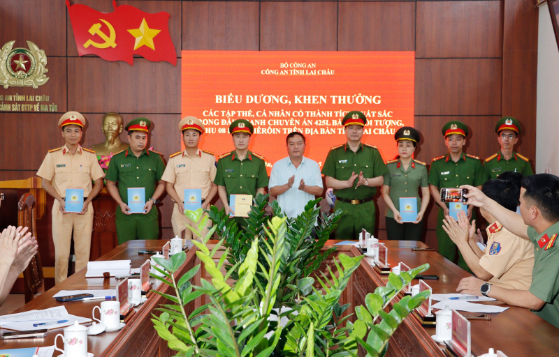 Bắt giữ nữ quái U60 điều hành đường dây ma tuý -0