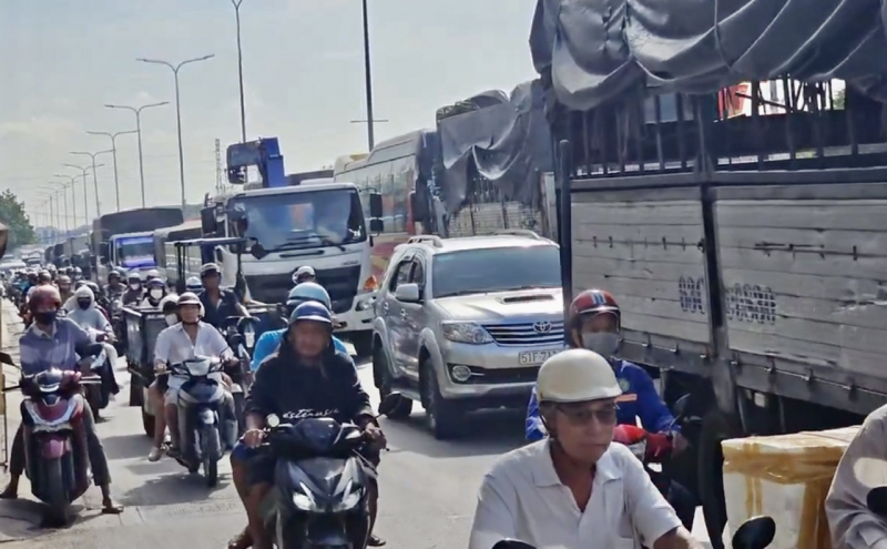 Va chạm giữa xe ô tô và xe đầu kéo, giao thông trên đường Đỗ Mười ùn ứ -0