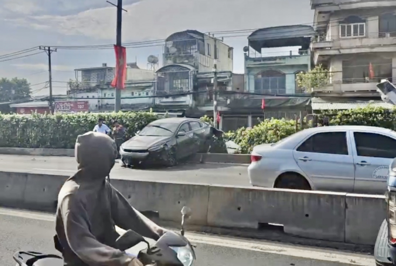 Va chạm giữa xe ô tô và xe đầu kéo, giao thông trên đường Đỗ Mười ùn ứ -0