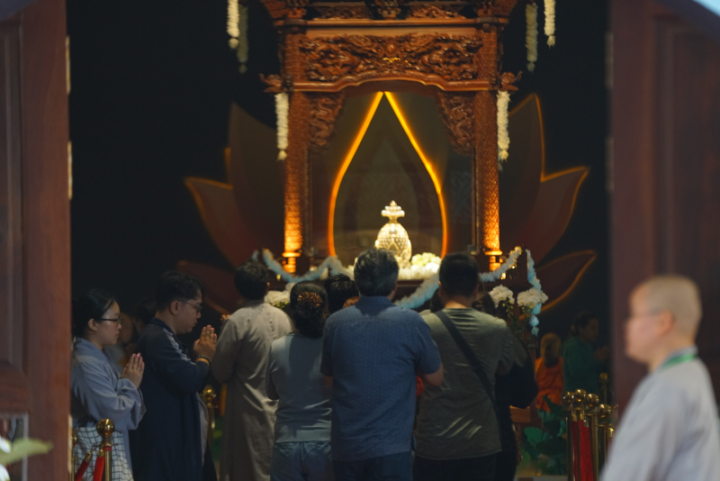 Hàng ngàn Phật tử đến chiêm bái Xá lợi Đức Phật tại TP Hồ Chí Minh -0