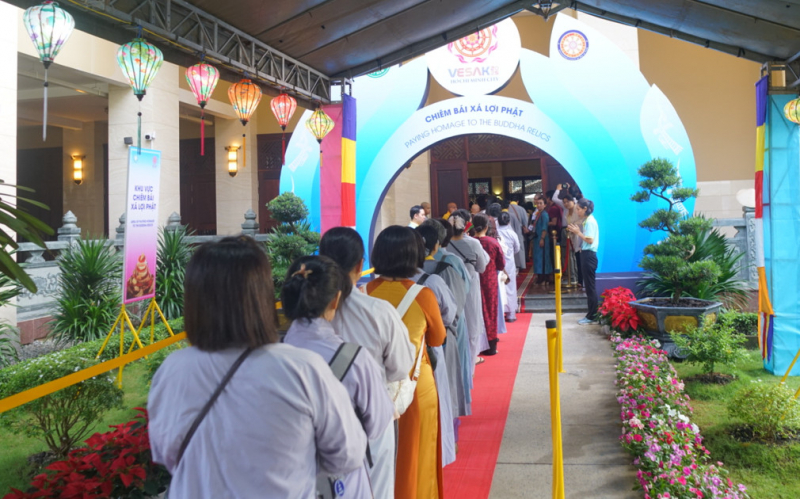Hàng ngàn Phật tử đến chiêm bái Xá lợi Đức Phật tại TP Hồ Chí Minh -0