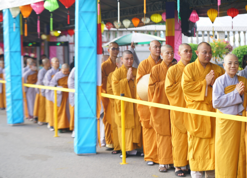 Hàng ngàn Phật tử đến chiêm bái Xá lợi Đức Phật tại TP Hồ Chí Minh -0