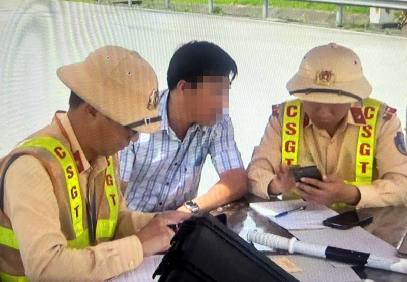 Chạy ẩu lấn làn trên cao tốc, tài xế xe khách bị phạt tiền trừ điểm -0