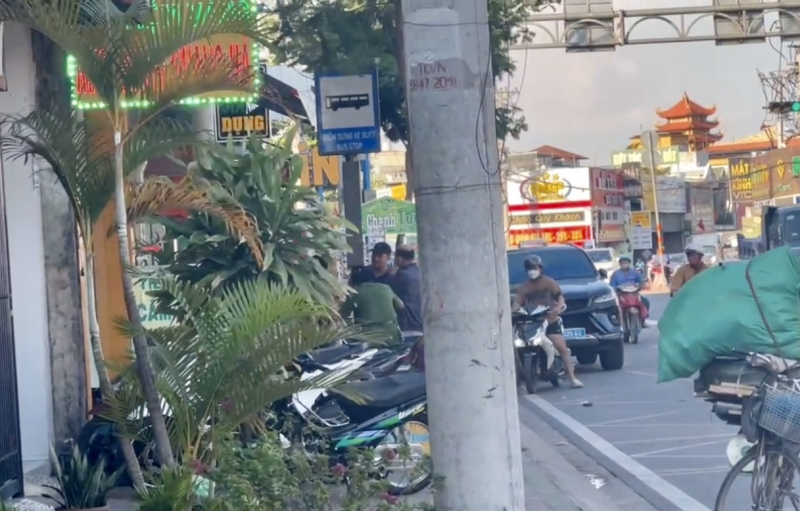 Truy xét 2 đối tượng bịt mặt dùng búa đập tủ trưng bày cướp vàng -0