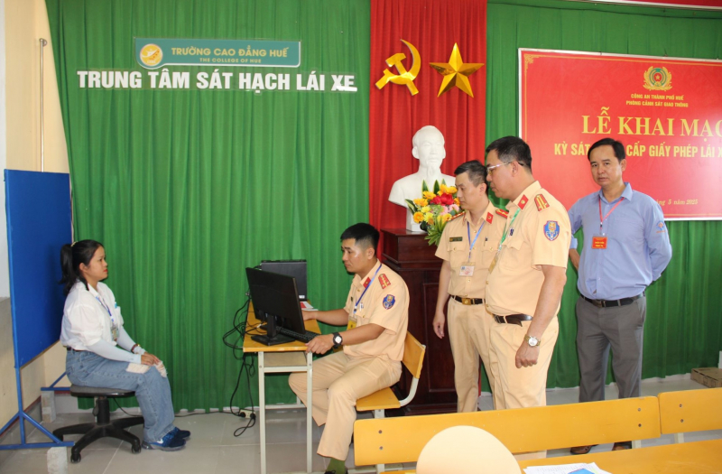 Công an TP Huế lần đầu tổ chức kỳ sát hạch lái xe ô tô từ khi tiếp nhận nhiệm vụ mới -0
