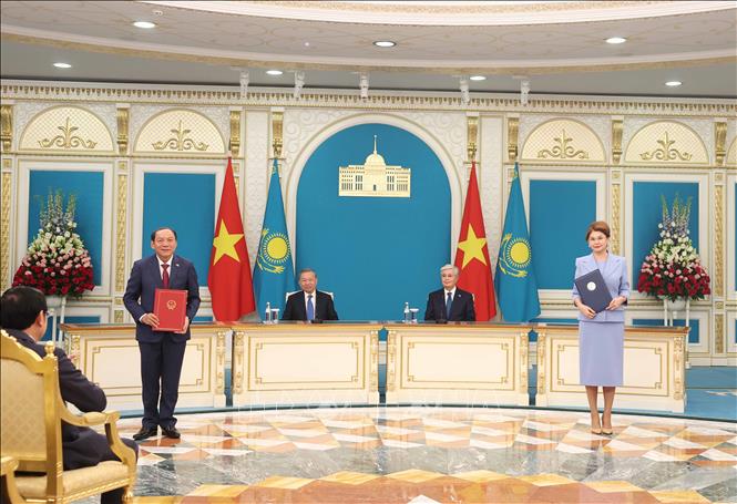 Tổng Bí thư Tô Lâm chứng kiến Lễ trao các văn kiện hợp tác song phương Việt Nam - Kazakhstan -0