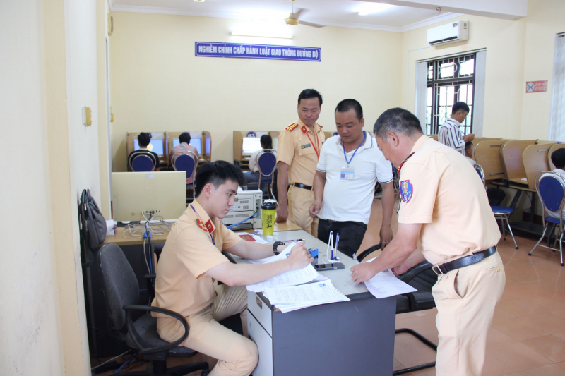 Công an TP Huế lần đầu tổ chức kỳ sát hạch lái xe ô tô từ khi tiếp nhận nhiệm vụ mới -0