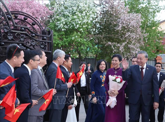 Tổng Bí thư Tô Lâm gặp gỡ cán bộ Đại sứ quán và cộng đồng người Việt Nam tại Kazakhstan