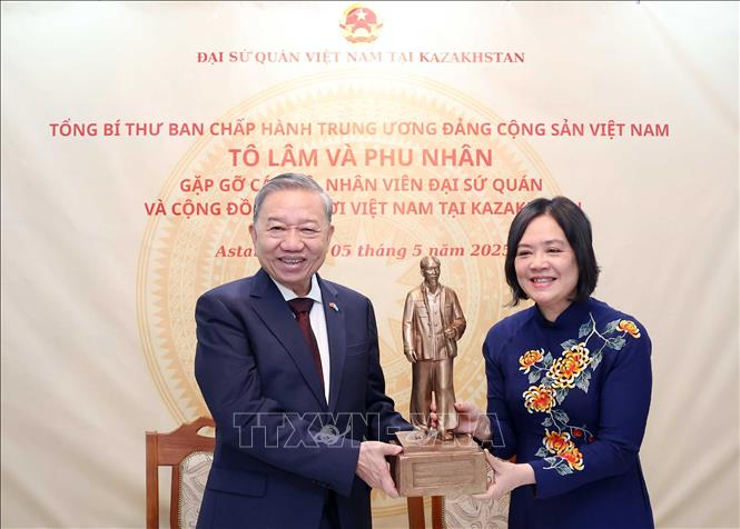 Tổng Bí thư Tô Lâm gặp gỡ cán bộ Đại sứ quán và cộng đồng người Việt Nam tại Kazakhstan -0