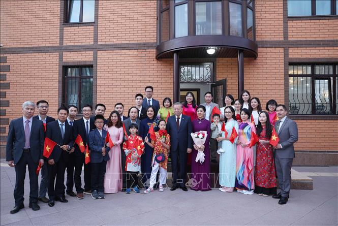 Tổng Bí thư Tô Lâm gặp gỡ cán bộ Đại sứ quán và cộng đồng người Việt Nam tại Kazakhstan -0
