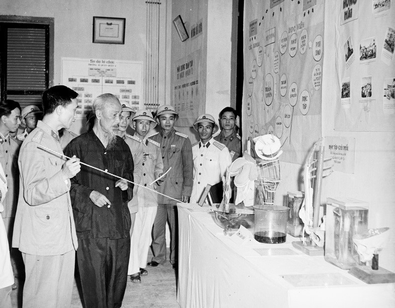Exposition de milliers de documents et d'images sur le président Ho Chi Minh -1