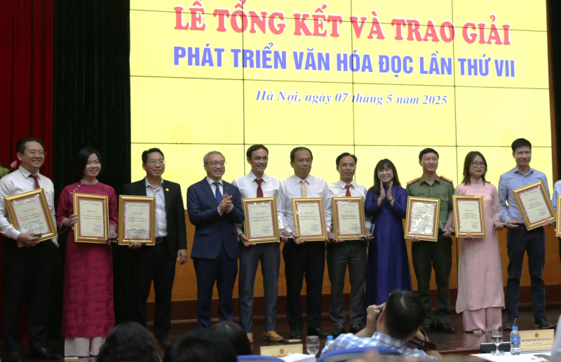 Lan tỏa giá trị bền vững của tri thức, văn hóa và lòng nhân ái phát triển  -0