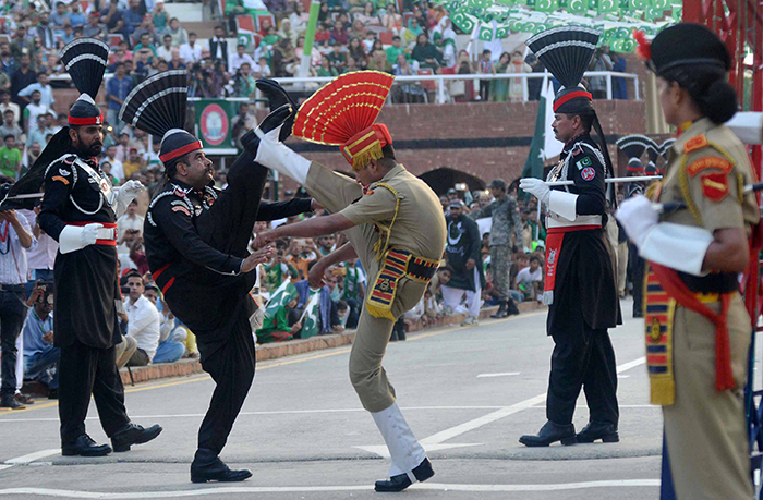 Căng thẳng Ấn Độ - Pakistan: Những bước chân nguy hiểm bên miệng vực -0
