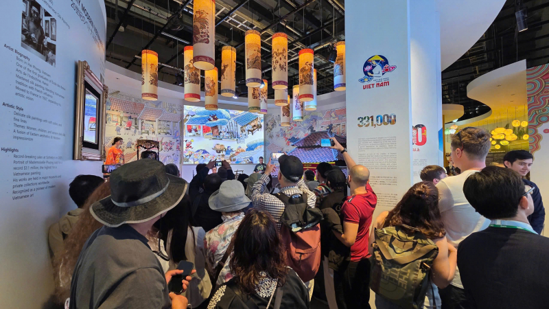 Khách Nhật xếp hàng dài vào thăm Nhà Triển lãm Việt Nam tại EXPO 2025 -0