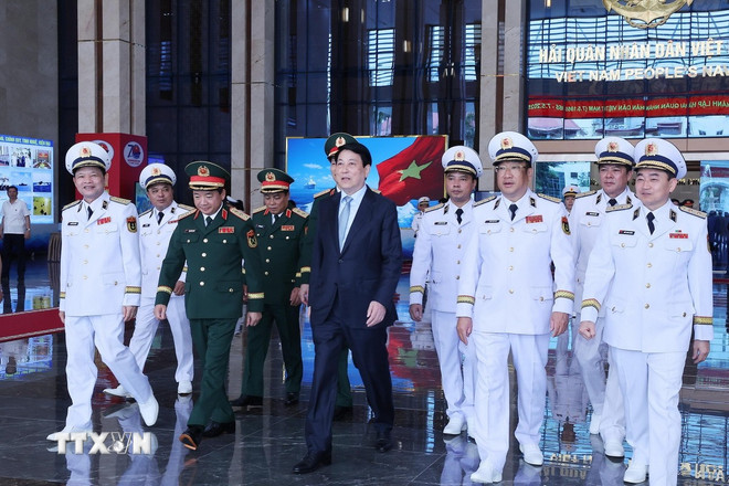 Chủ tịch nước: Hải quân cần phát huy truyền thống làm chủ vùng biển -0