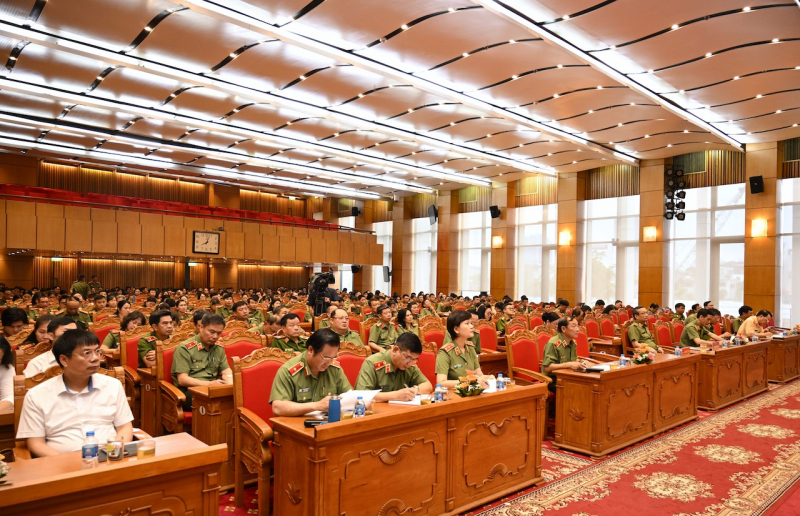 Học tập chuyên đề “CAND gương mẫu đi đầu, vững tin bước vào kỷ nguyên mới”