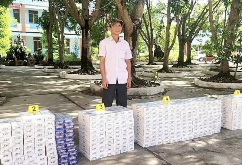 Dùng xe 16 chỗ vận chuyển hàng ngàn gói thuốc lá lậu từ biên giới vào Long An -0