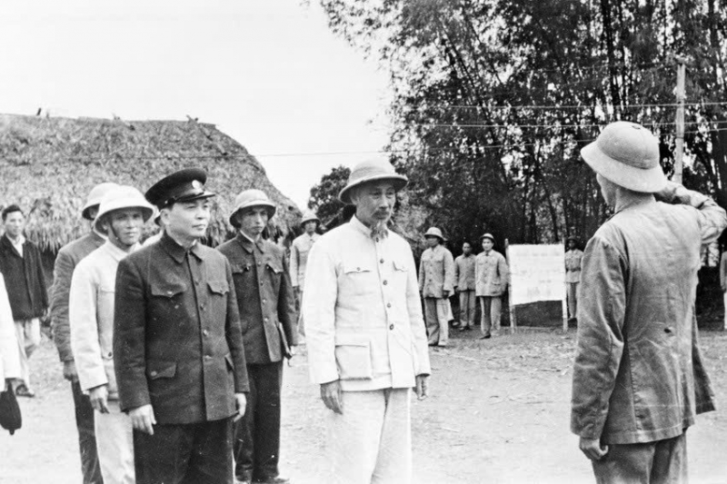 Exposition de milliers de documents et d'images sur le président Ho Chi Minh -0