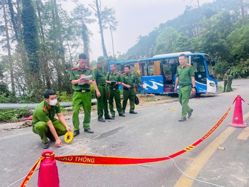 Tạm giam lái xe trong vụ lật xe khách trên đèo Tam Đảo làm 4 người tử vong -0