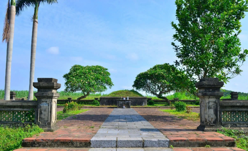 Bắt giữ 2 người Trung Quốc đào trộm lăng mộ vua Lê Túc Tông -0