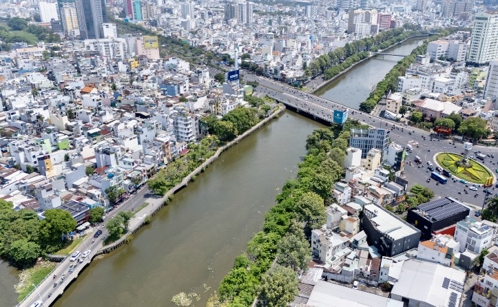 Sau cơn mưa lớn, cá lại chết nổi đầy trên kênh Nhiêu Lộc-Thị Nghè -1