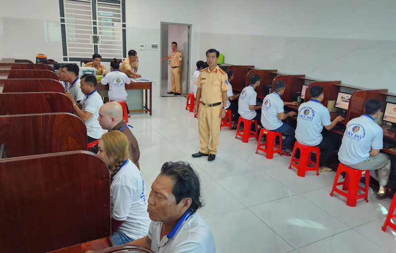 Công an TP Cần Thơ lần đầu tiên tổ chức kỳ sát hạch lái xe ô tô -0