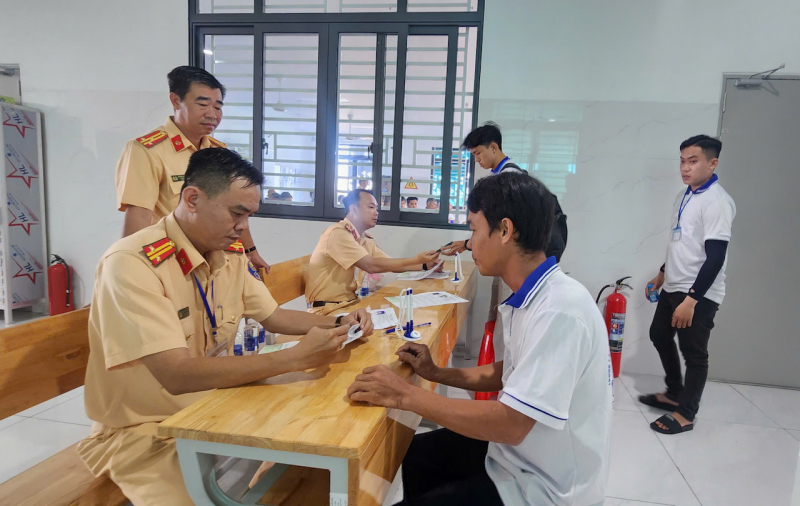 Công an TP Cần Thơ lần đầu tiên tổ chức kỳ sát hạch lái xe ô tô -0