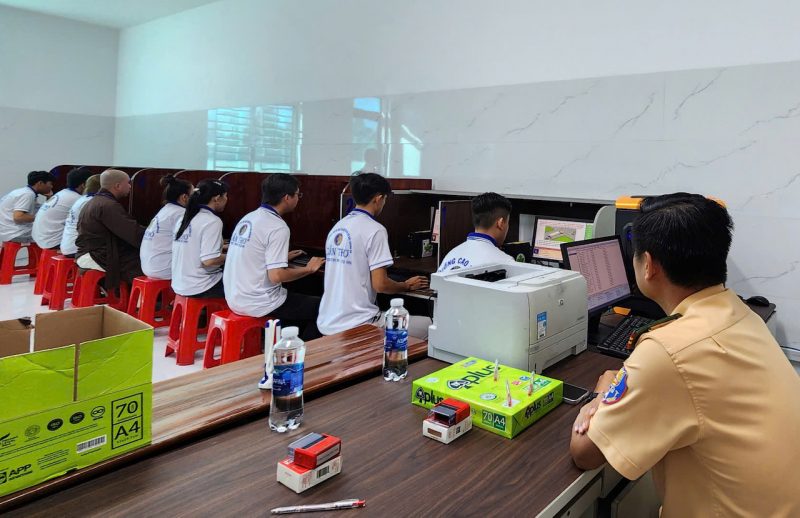 Công an TP Cần Thơ lần đầu tiên tổ chức kỳ sát hạch lái xe ô tô -0