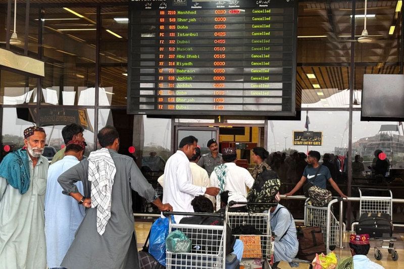 Hàng loạt hãng hàng không phải bay vòng tránh không phận Pakistan -0