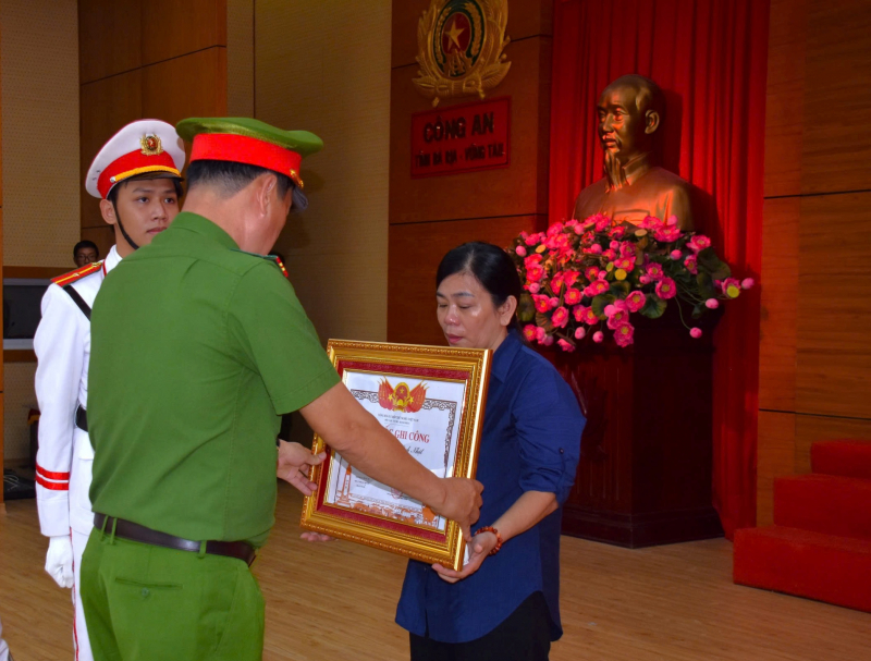 Trao bằng Tổ quốc ghi công cho thân nhân Liệt sĩ, Thượng sĩ Nguyễn Ngọc Minh Nhật -0