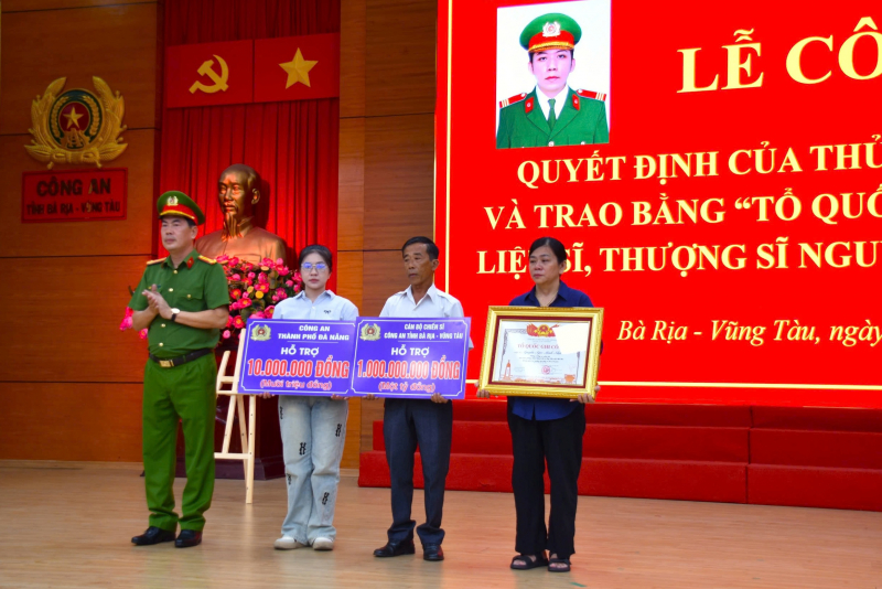 Trao bằng Tổ quốc ghi công cho thân nhân Liệt sĩ, Thượng sĩ Nguyễn Ngọc Minh Nhật -1