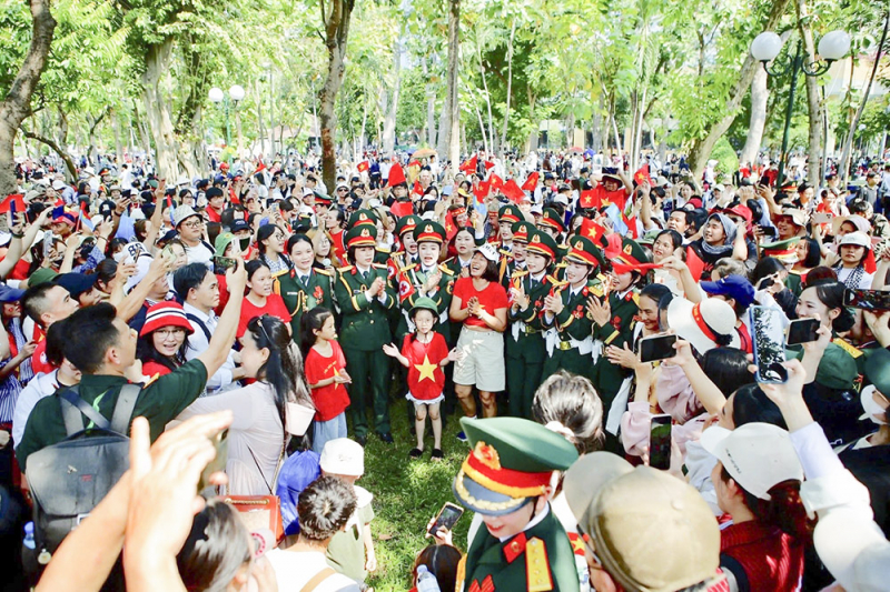 Thắp đêm hòa bình, lung linh đất Việt -0