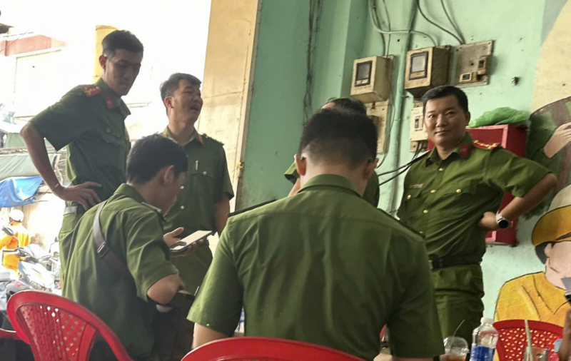 5 người bị ngạt khói trong vụ cháy chung cư cũ lúc rạng sáng -0